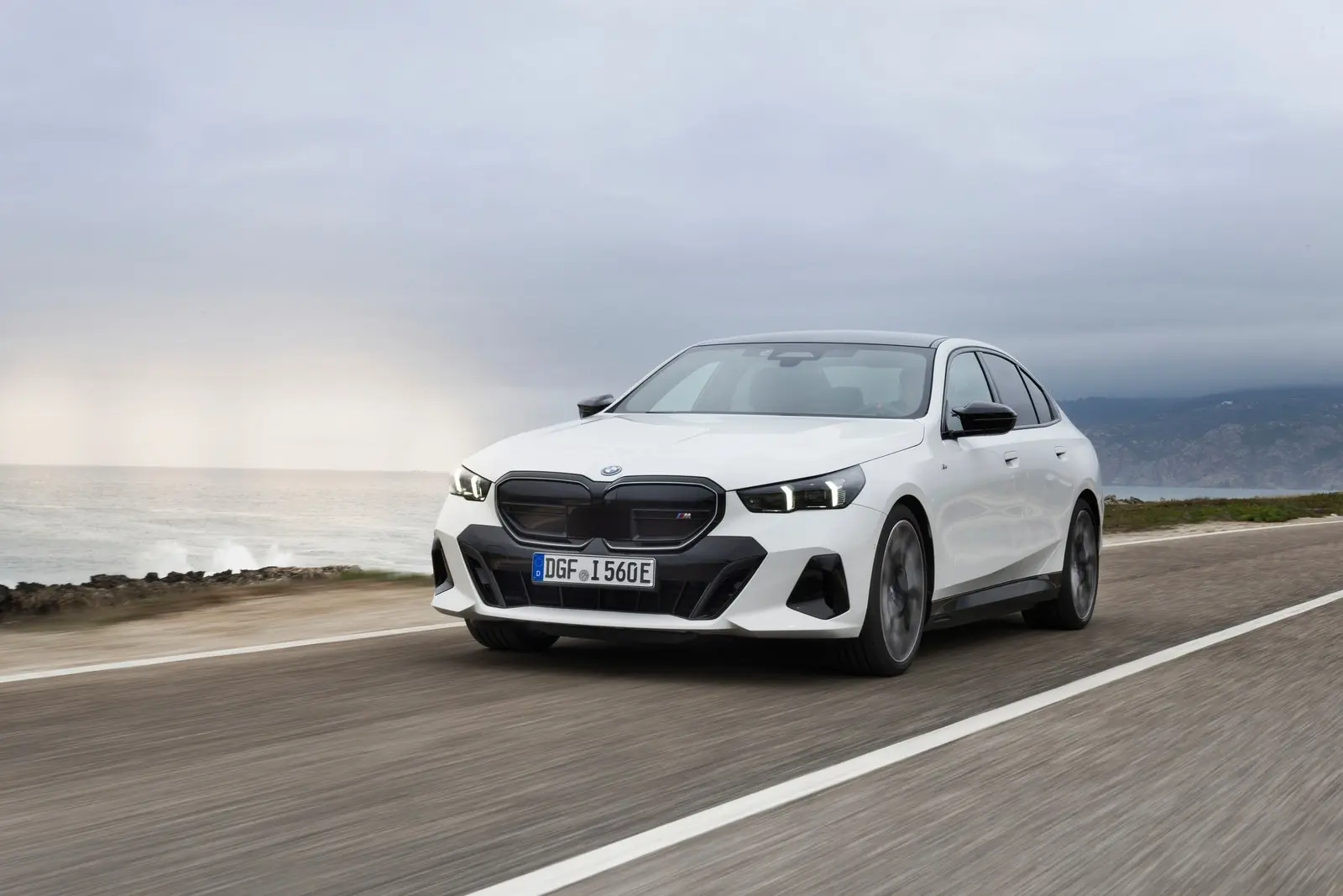 طراحی خارجی BMW i5 با خطوط مدرن و چراغهای LED پیشرفته
