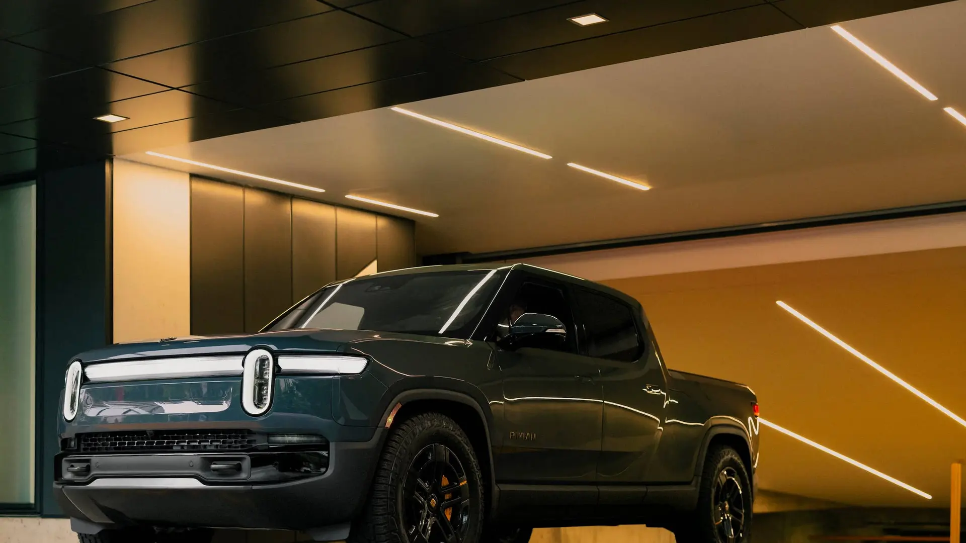 نمای زاویه‌ای جلو Rivian R1T با طراحی خارج از جاده و چراغ‌های مدرن