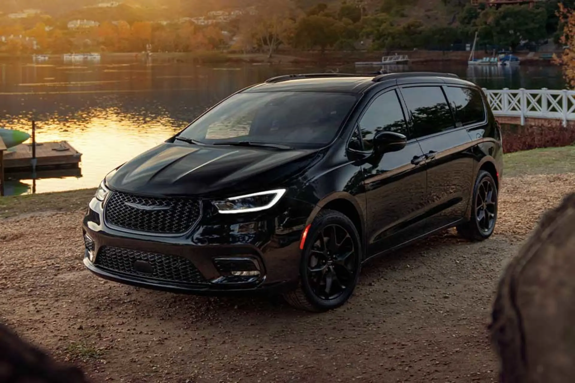 طراحی داخلی Chrysler Pacifica با صندلی‌های قابل تنظیم و فضای گسترده برای سرنشینان