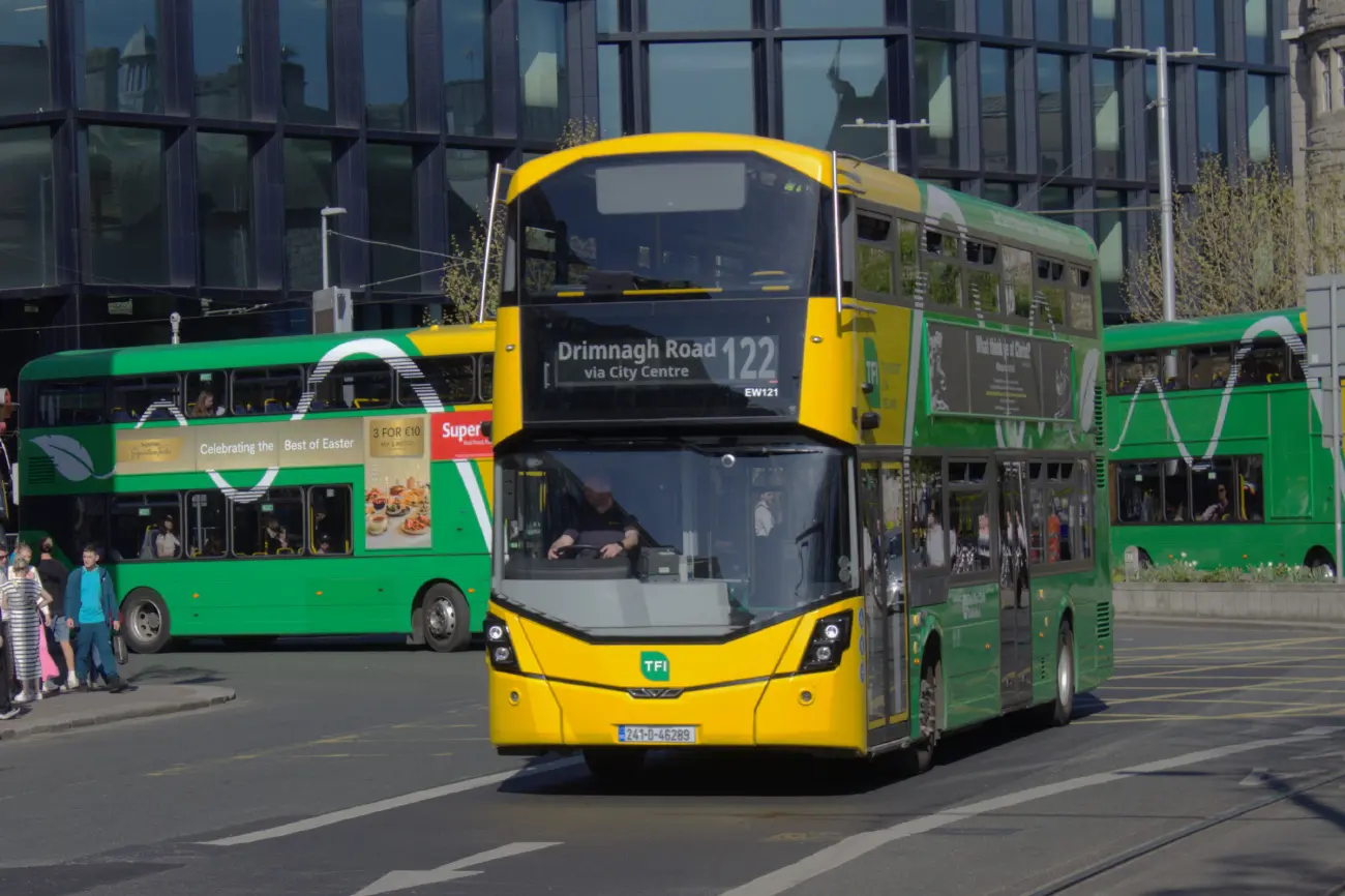 کابین راننده اتوبوس Wrightbus StreetDeck با پنجره‌های بزرگ و دید بهتری