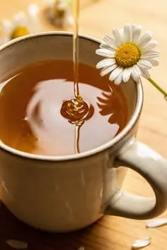 گل گاوزبان تازه و خشک شده در ظرف شیشه‌ای