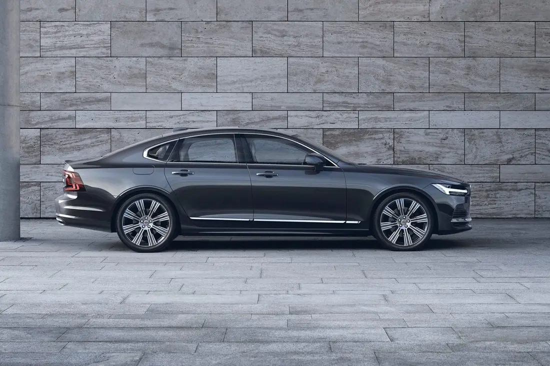 داخل کابین خودرو Volvo S90 با نمایشگر مرکزی بزرگ و مواد طبیعی باکیفیت