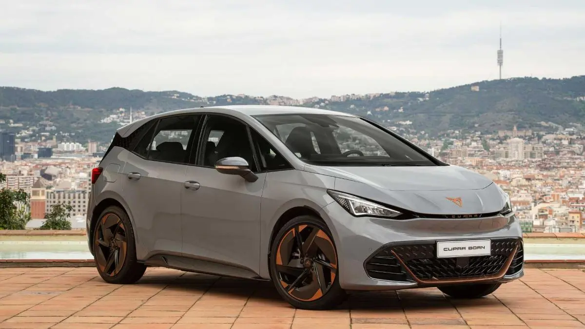 داخل کابین CUPRA Born با داشبورد دیجیتال و مواد با کیفیت