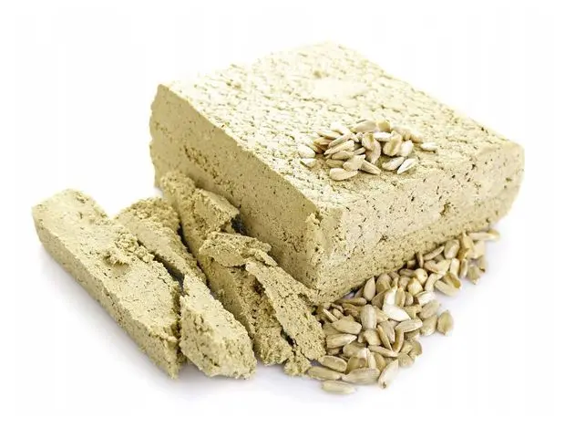 حلوا ارده سنتی با طعم گلاب و آویشن در یک ظرف چوبی