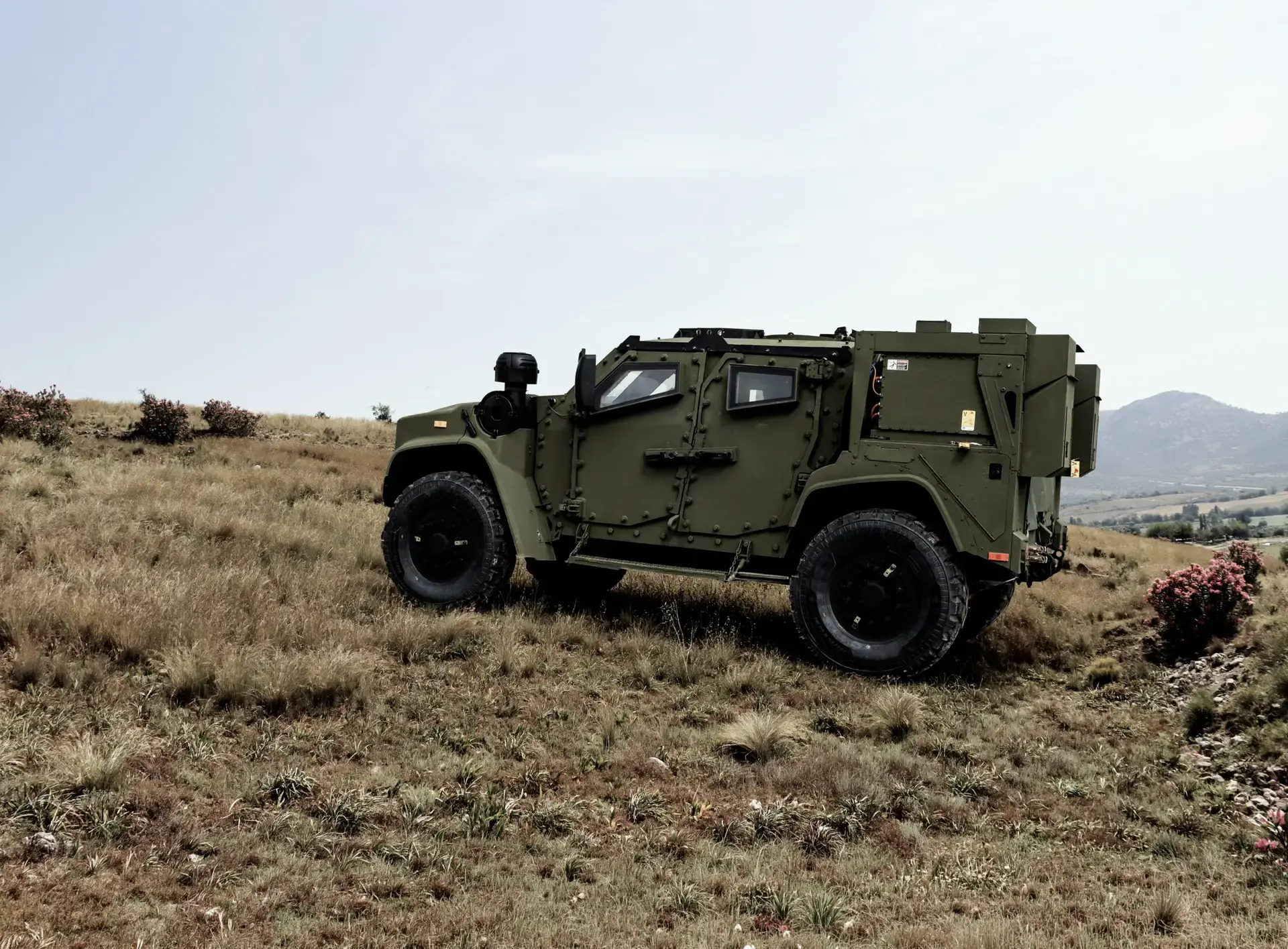 خودرو تاکتیکی JLTV در حال حرکت در شرایط سخت و زمین‌های نامساوی