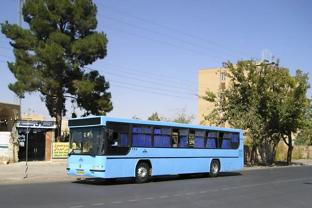 اتوبوس شهری ایران‌خودرو دیزل در حال حرکت در خیابان شهری