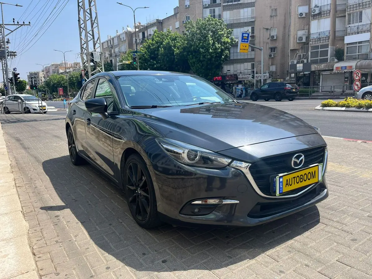 مازراتی لوانته در مسیر جاده با طراحی ورزشی
