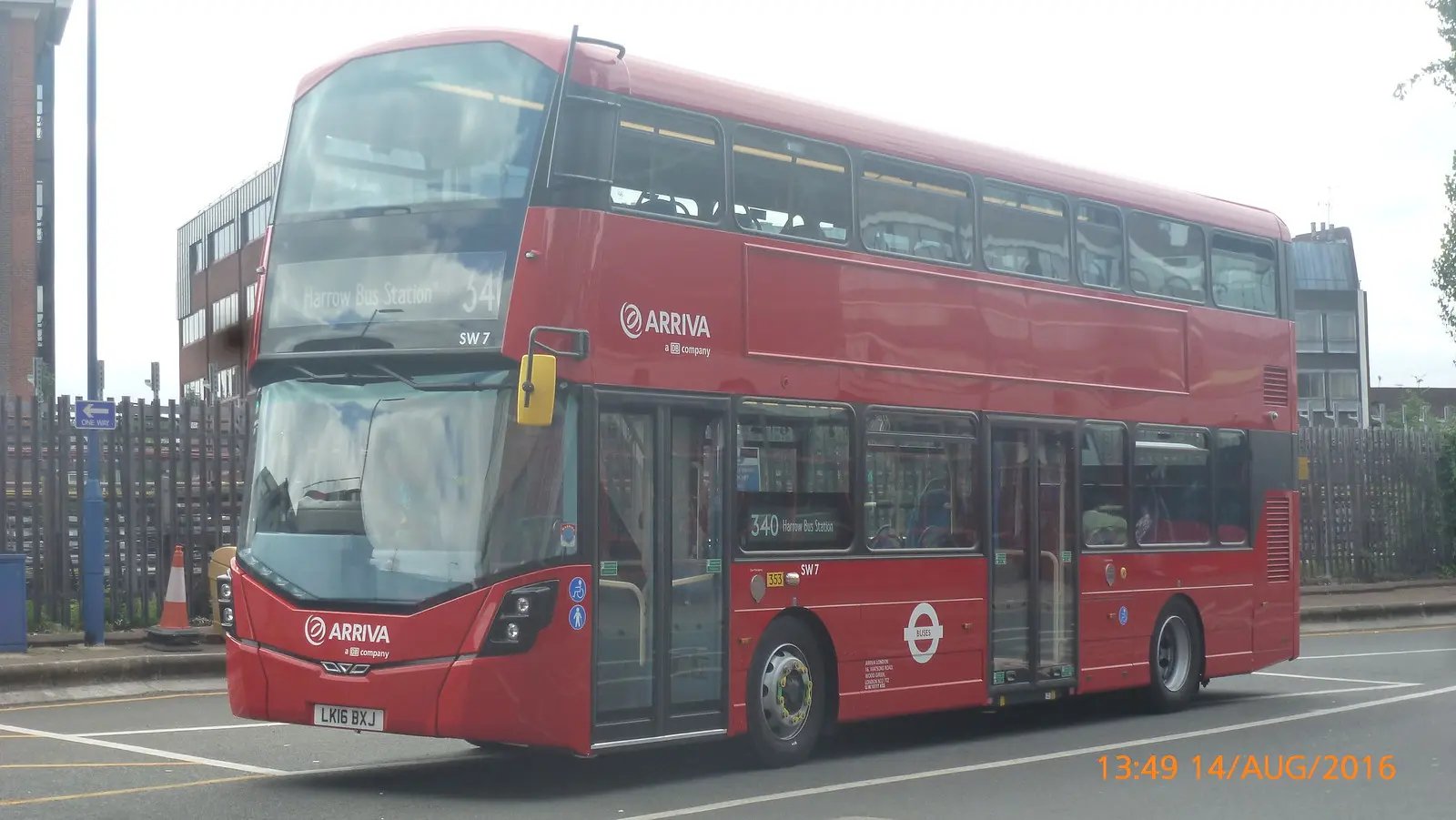 فضاهای داخلی اتوبوس دوطبقه Wrightbus StreetDeck با صندلی‌های راحت و سیستم تهویه مطبوع