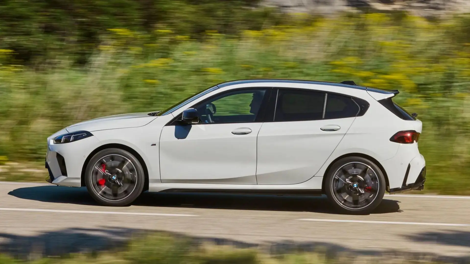 داخل کابین BMW 1 Series با داشبورد دیجیتال و مواد با کیفیت