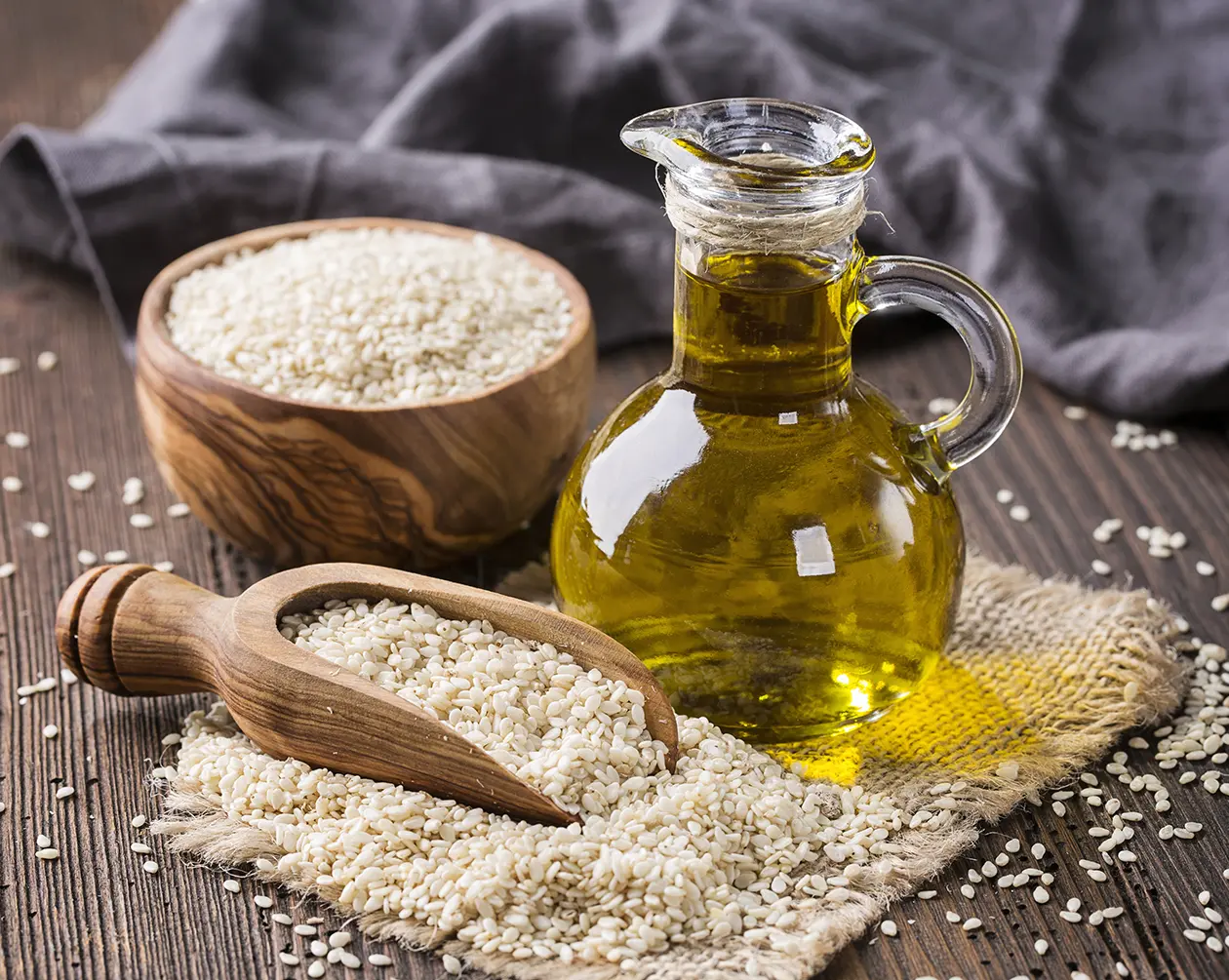روغن کنجد در ظرف شیشه‌ای با برچسب مشخص