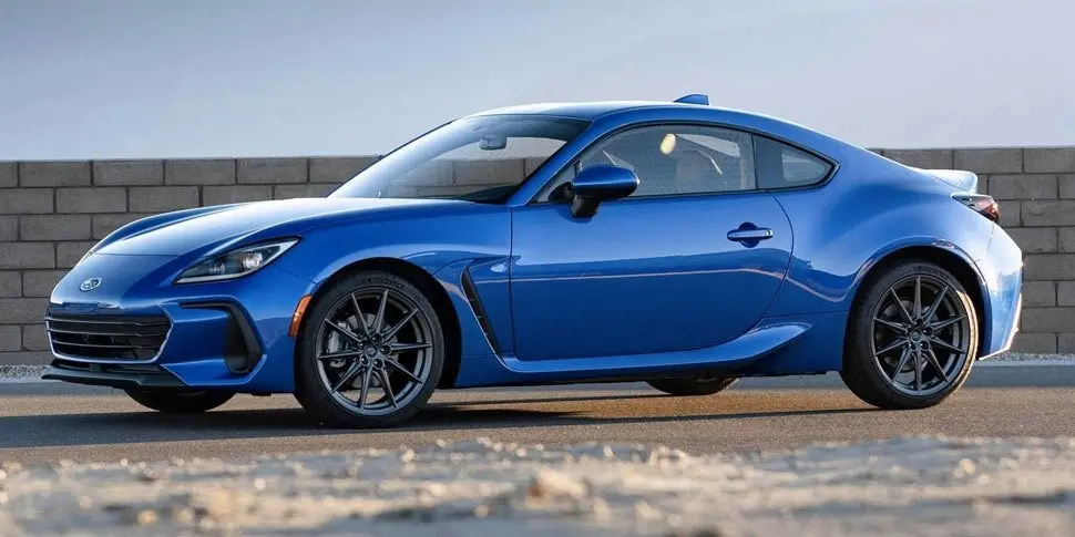 داخل کابین سوبراری BRZ با داشبورد دیجیتال و صندلیهای ورزشی