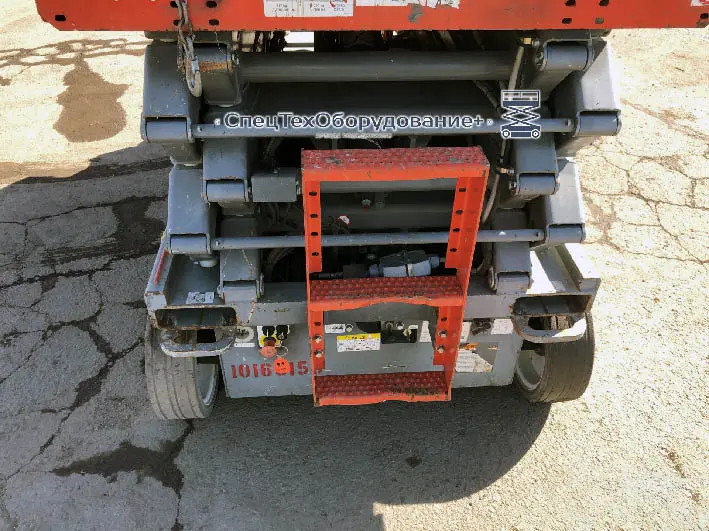 بالابر Skyjack SJIII 4632 در حال کار در یک پروژه ساختمانی