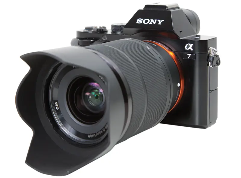 سونی A7 III با لنز بزرگ و بدنه فلزی و مدرن