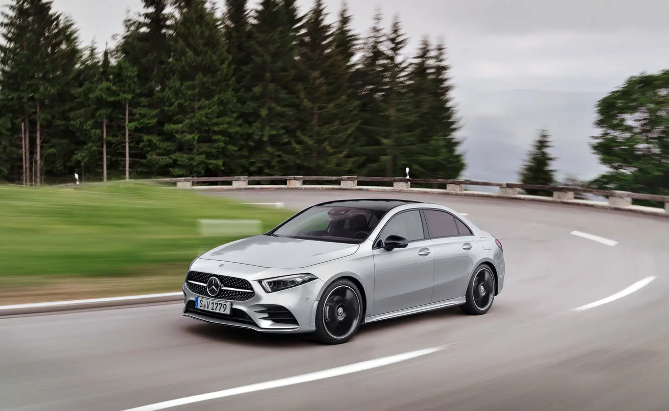 کابین داخلی و صفحه نمایش مرکزی مرسدس-بنز A-Class