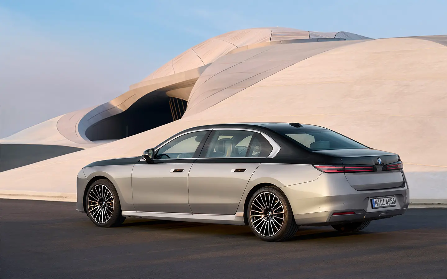داخل کابین BMW 7 Series با تجهیزات پیشرفته و طراحی لوکس