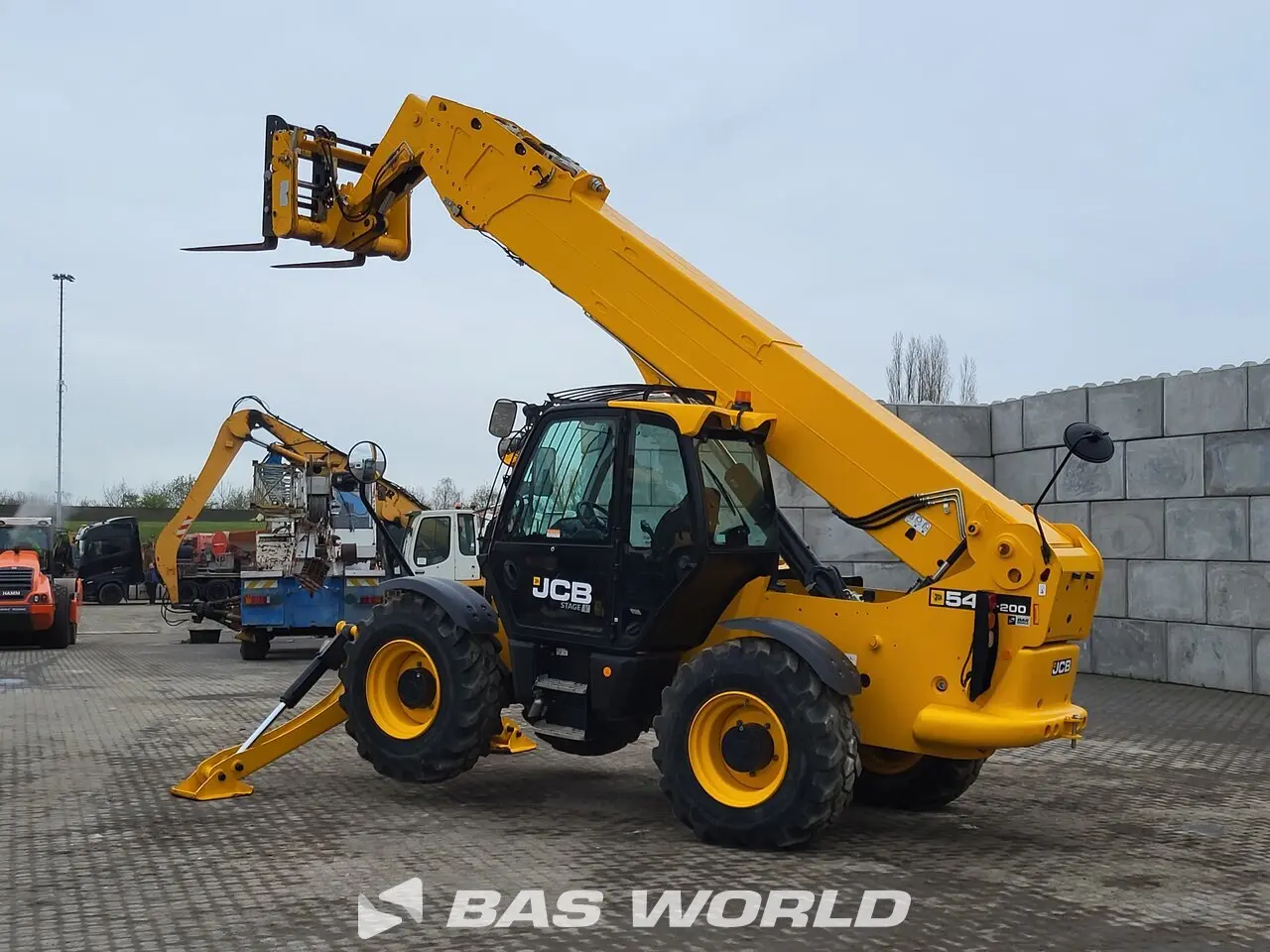 اپراتور تله‌هندلر جی‌سی‌بی 540-200 در حال کنترل دستگاه