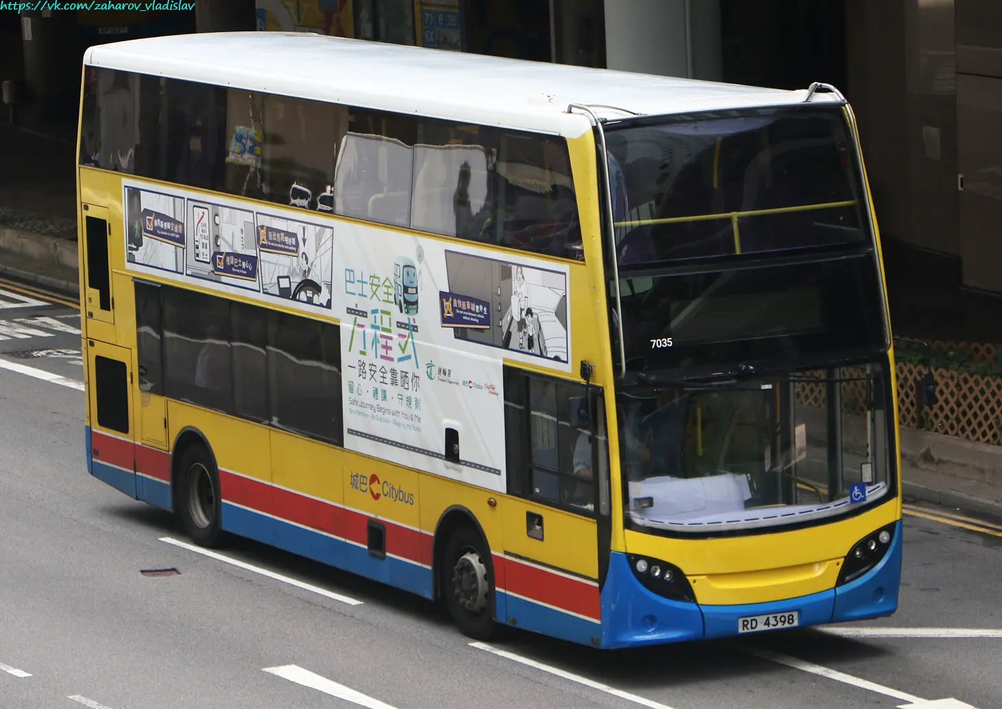 اتوبوس دوطبقه Alexander Dennis Enviro400 در ایستگاه حملونقل عمومی