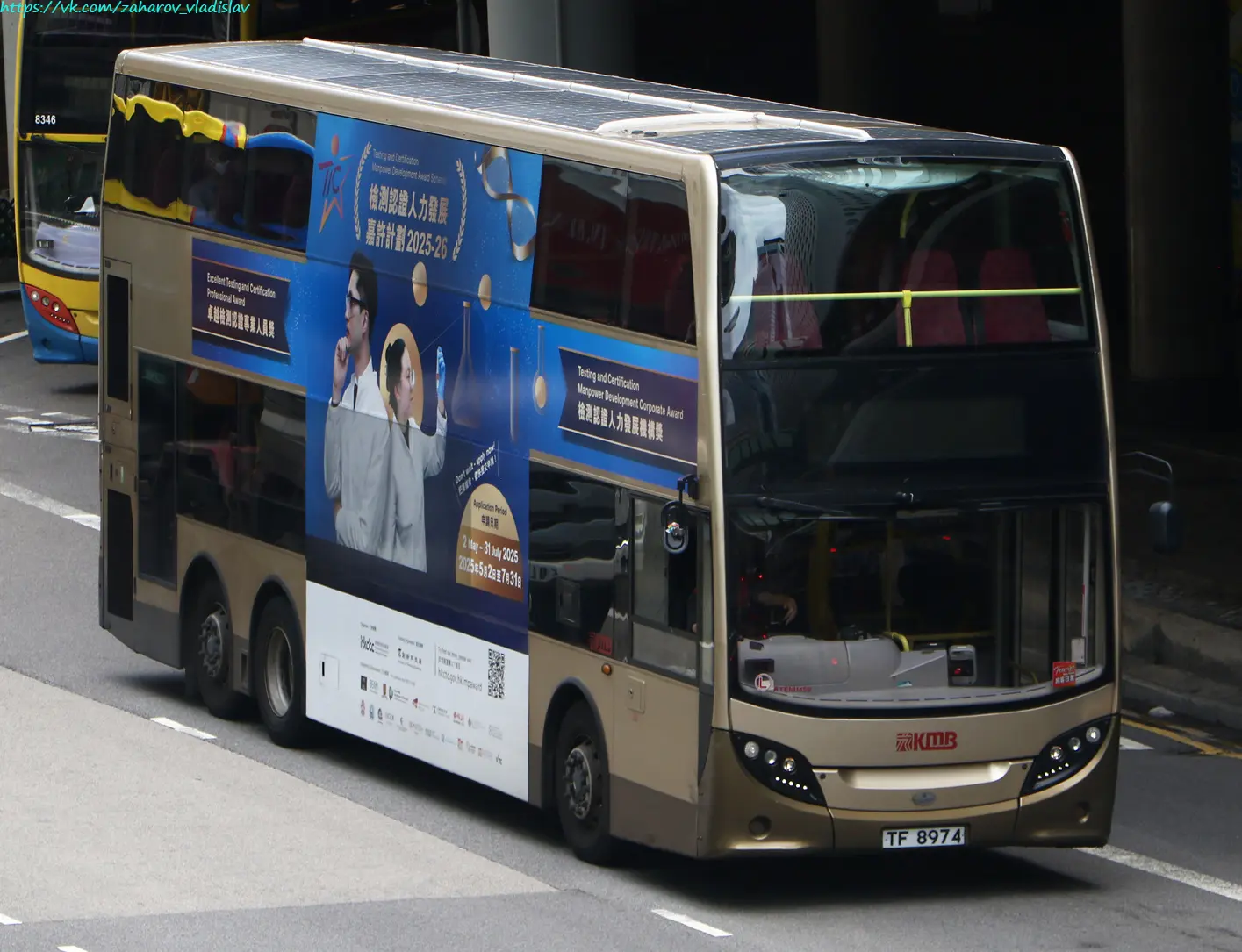 اتوبوس الکساندر دنیس Enviro500 در حال حرکت در خیابان شهری با طراحی مدرن و کمتاثیر زیستمحیطی