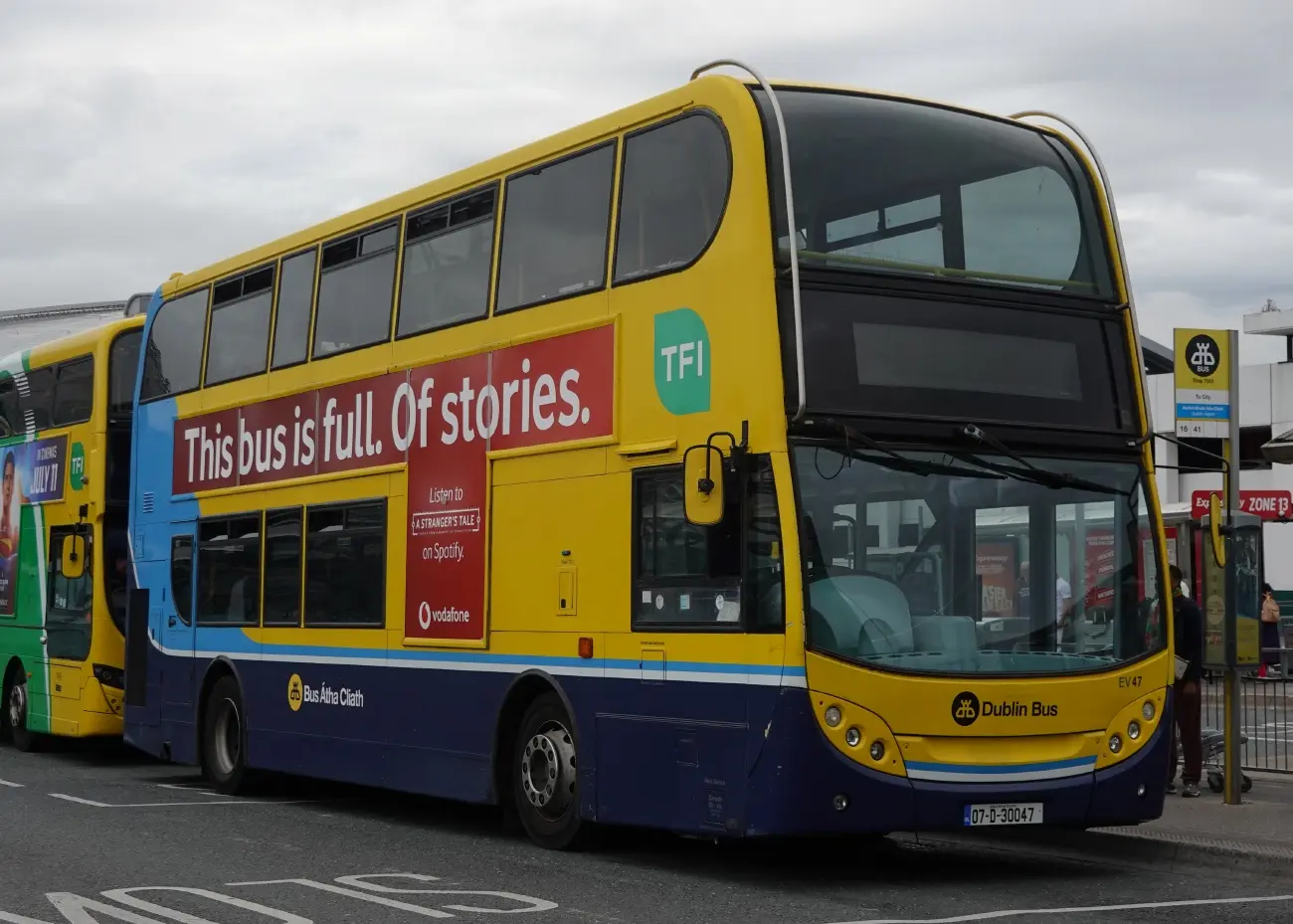 اتوبوس دوطبقه Alexander Dennis Enviro400 در حال حرکت در خیابان شهری