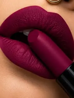 پوست تمیز و آماده برای اپیلاسیون برق لب