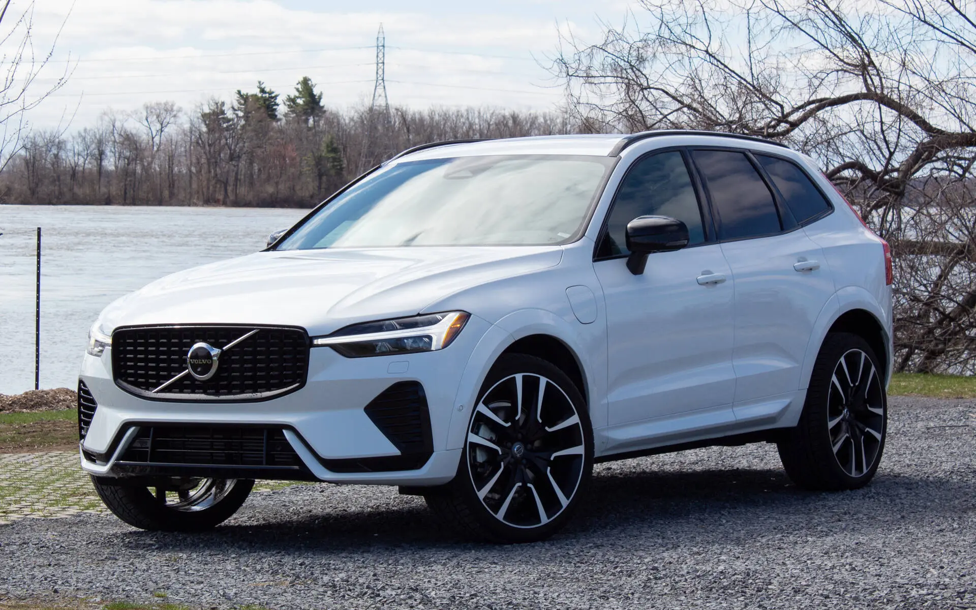 طراحی داخلی و داشبورد Volvo XC60 با صفحه نمایش مرکزی و کنترل‌های کاربردی
