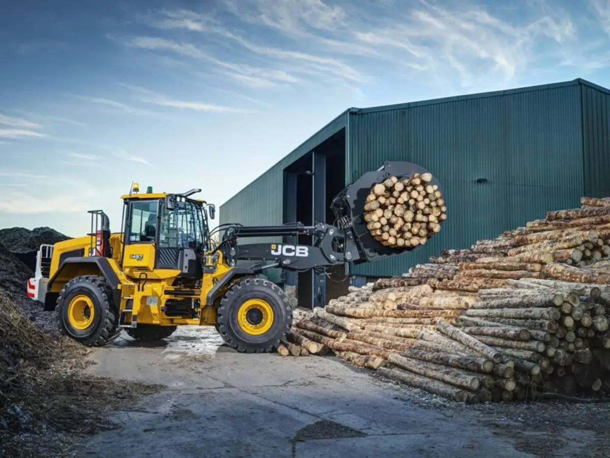 لودر JCB 457 در حال کار در یک معدن با بار سنگین