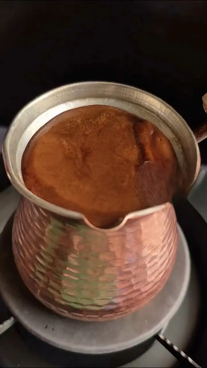 فنجان قهوه ترک با کف و طعم غنی
