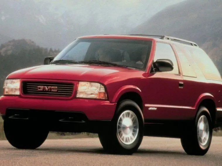 نمای جانبی GMC Jimmy با طراحی کلاسیک و سیستم تعلیق مناسب برای مسیرهای آفرود