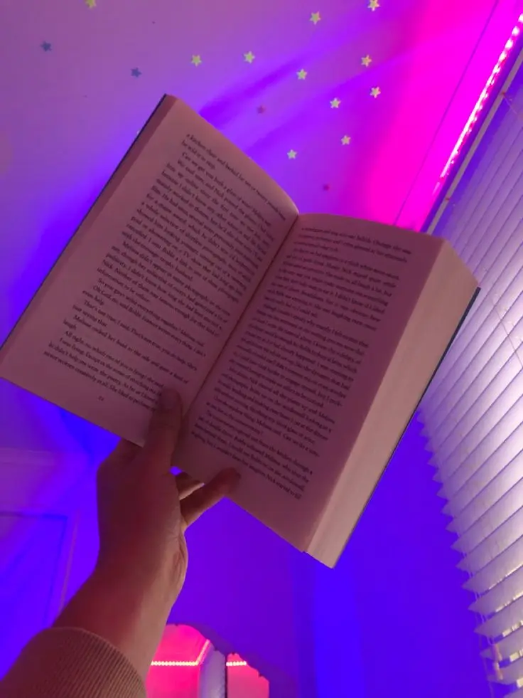کتابخوان ایستاده با قفسههای متعدد برای نگهداری کتابها