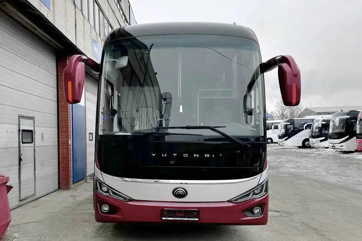اتوبوس برقی Yutong ZK6128 در حال حرکت در خیابان شهری