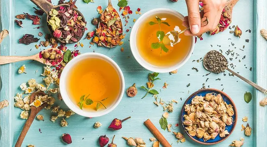 چای دمنوش گرم در شب با بخار آرامشبخش