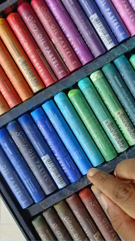 نمونه پاستل‌های هنری با رنگ‌های روشن و متنوع