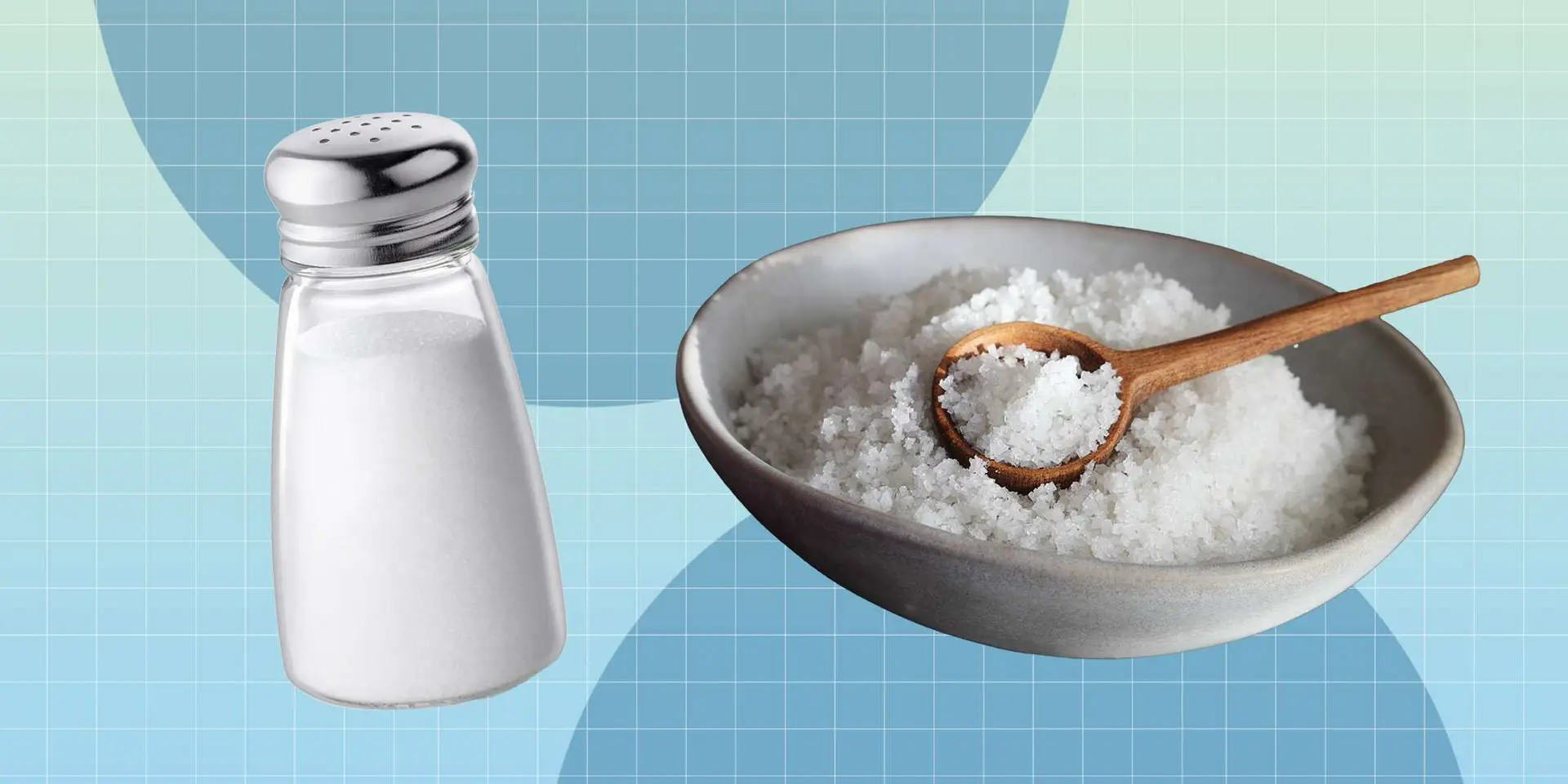 نمک دریایی در ظرف شیشه‌ای با ذرات درشت و رنگ سفید