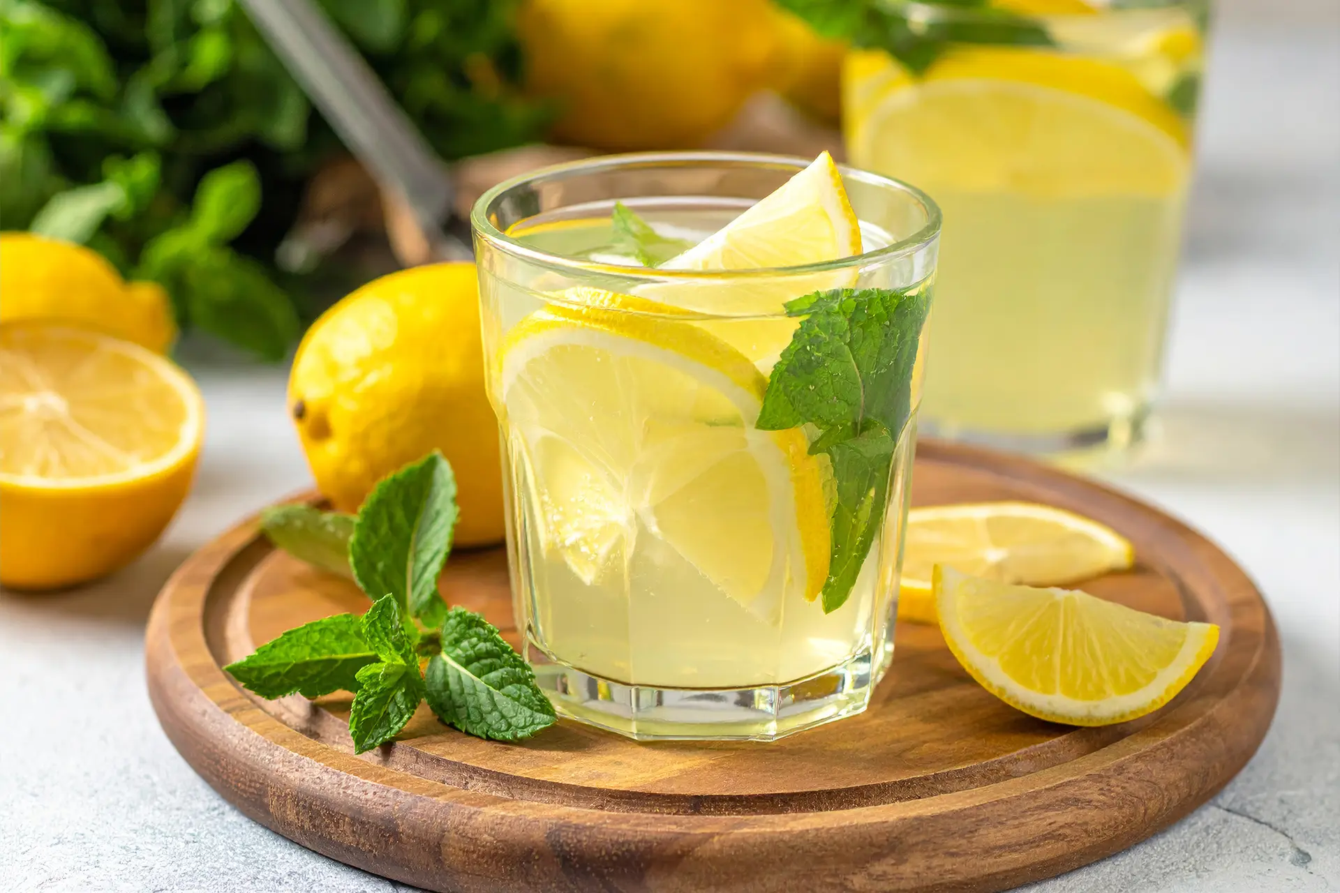 آبلیمو تازه در لیوان با یخ و لیمو تازه