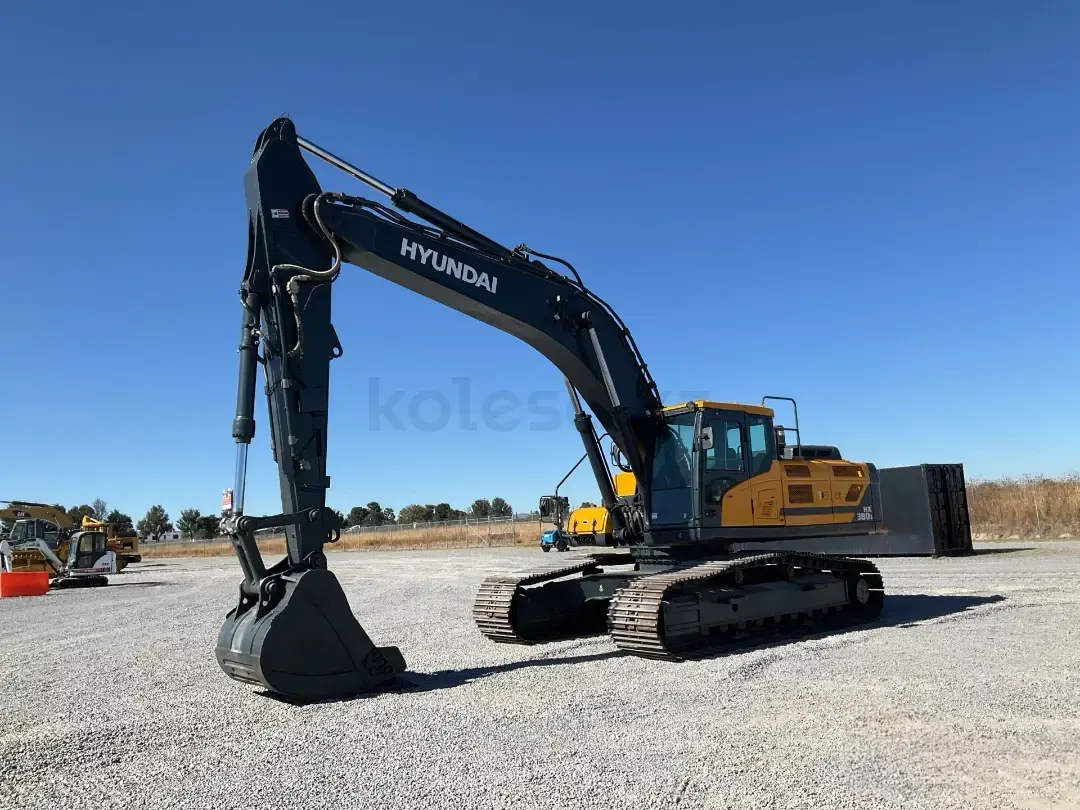 اکسکاواتور هیوندای HX380L در حال انجام عملیات چال‌زنی در یک پروژه ساختمانی