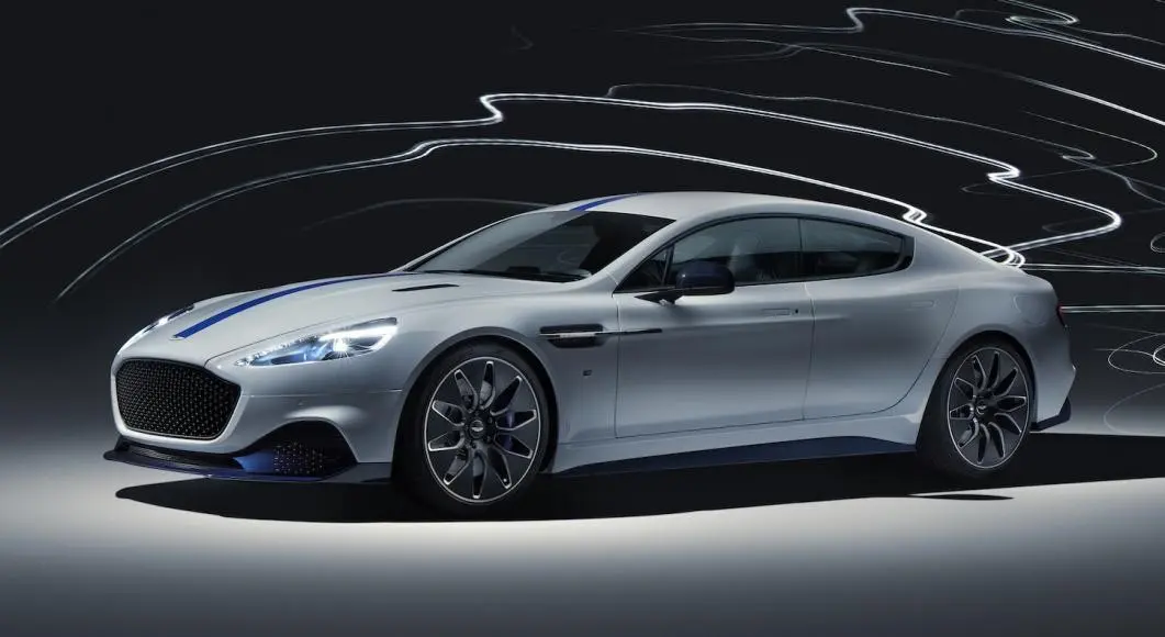 طراحی بیرونی Aston Martin Rapide با خطوط منحنی و چراغ‌های LED پیشرفته