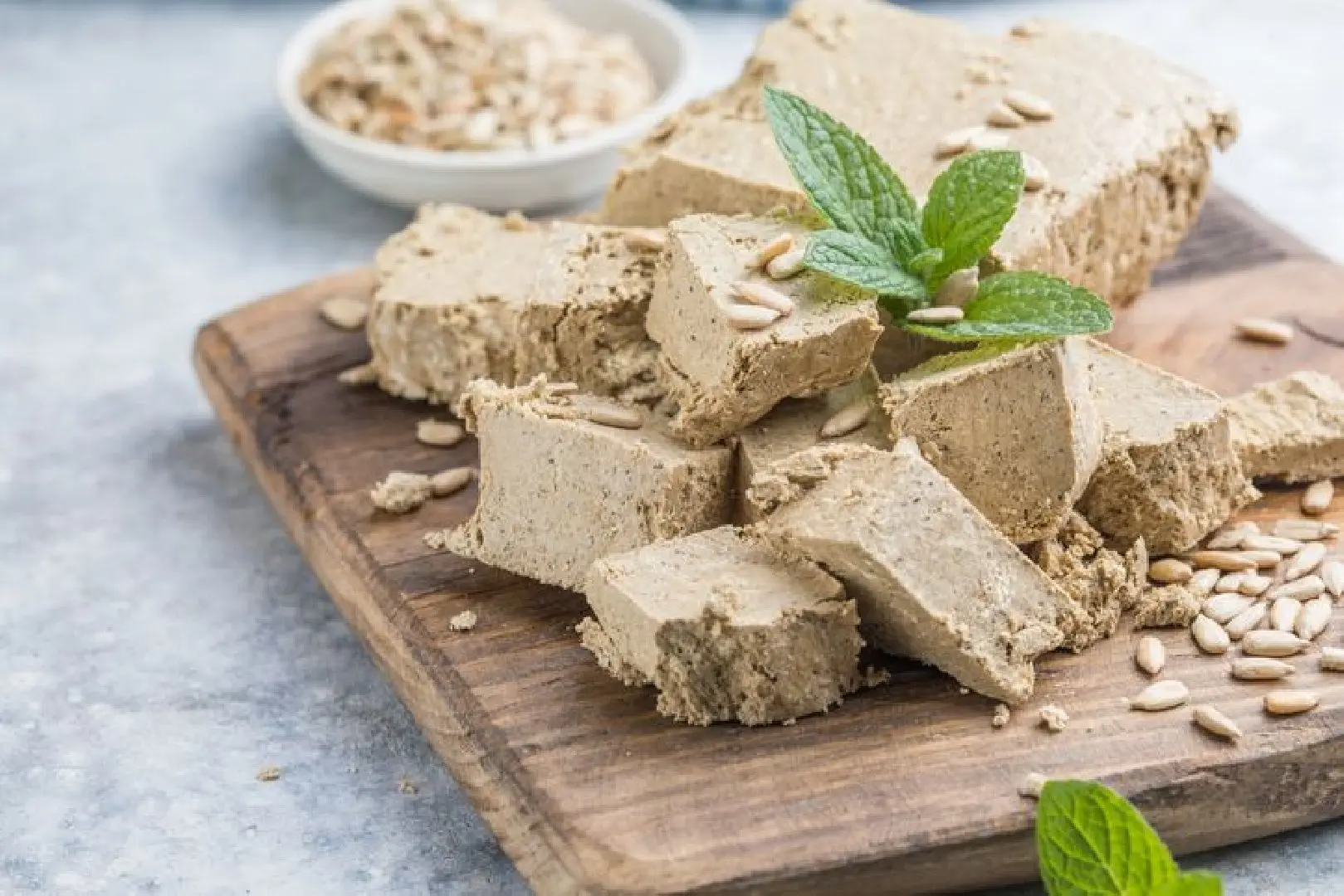 مخلوط آرد و شکر برای تهیه حلوا ارده در خانه