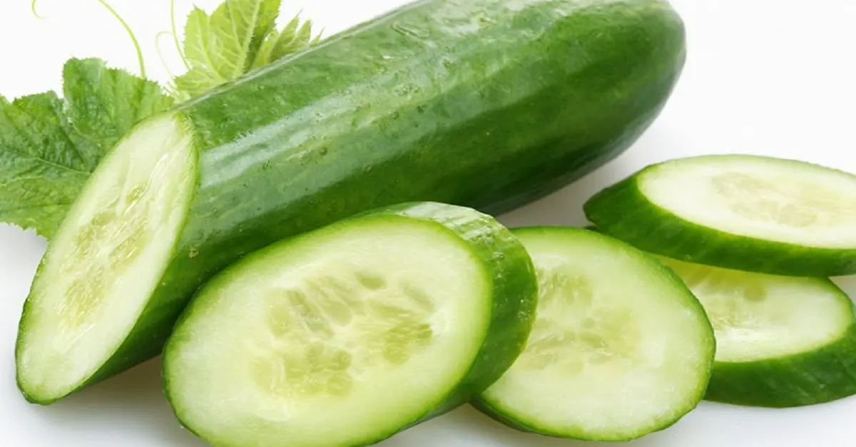 خیارهای مختلف در یک سبد سبزیجات تازه