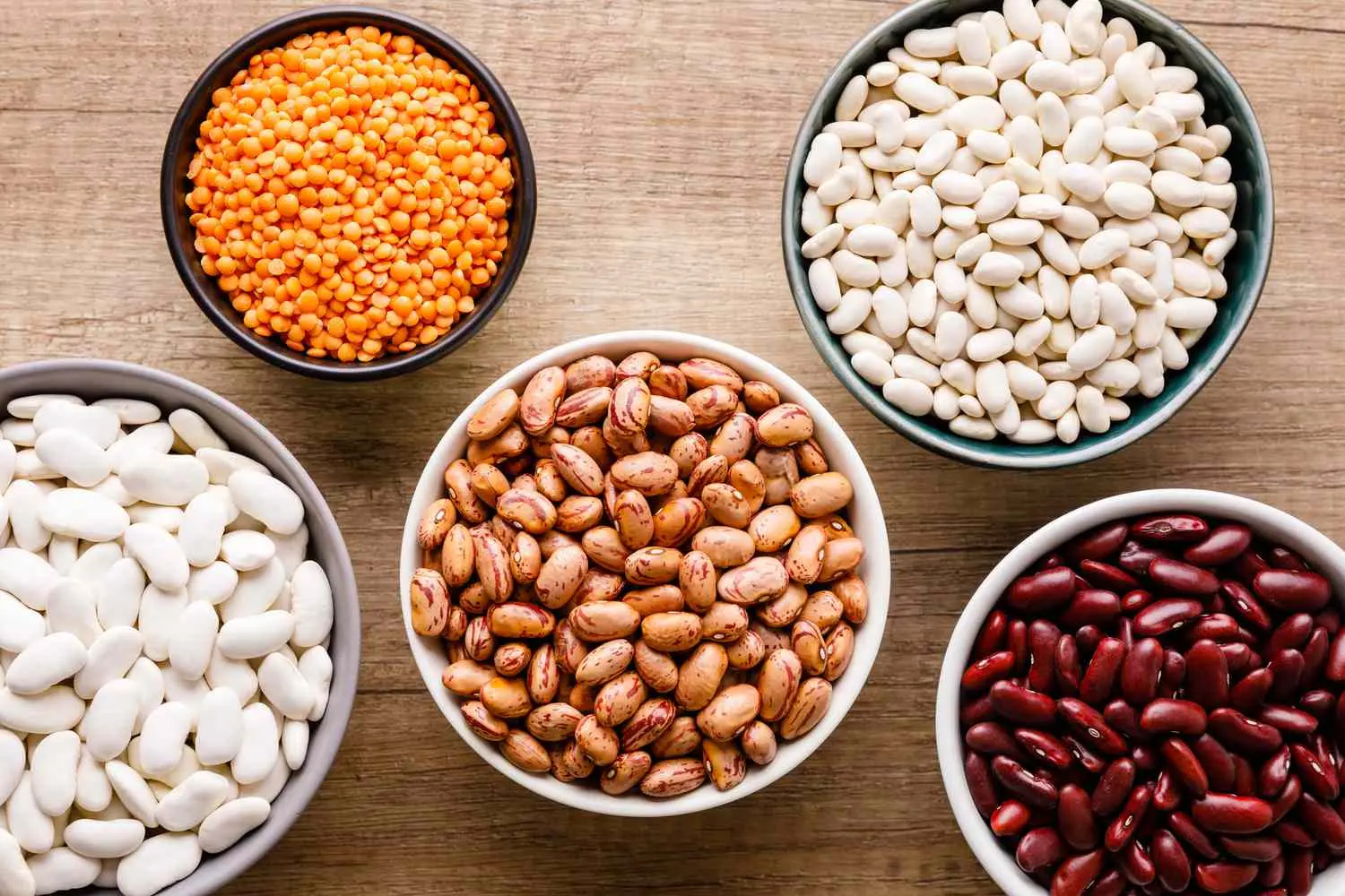 انواع حبوبات خشک در ظرف شیشه‌ای