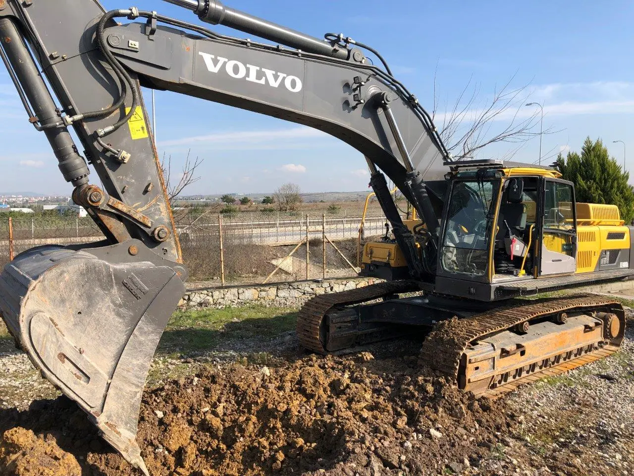 بیل مکانیکی Volvo EC480 در حال عملیات خاک‌بری