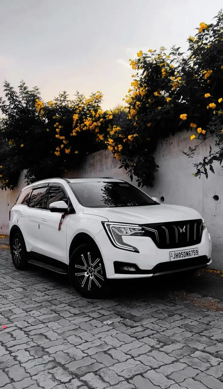 کابین داخلی Mahindra XUV700 با صفحه نمایش Infotainment ۱۰.۲۵ اینچی