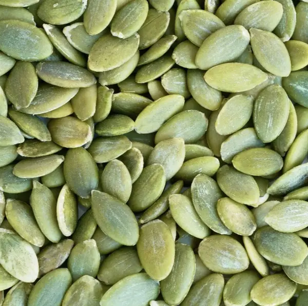 مغز تخمه کدو پخته شده در یک کاسه چوبی