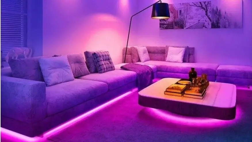 چراغ خطی LED نصب شده در سقف پارکینگ با نور سفید خنک