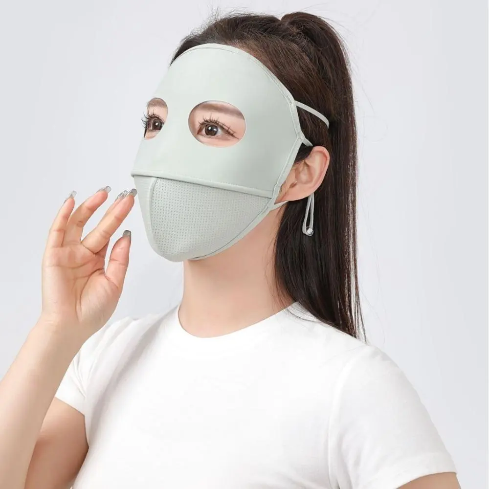 ماسک آبرسان روی صورت یک فرد با پوست صاف و روشن