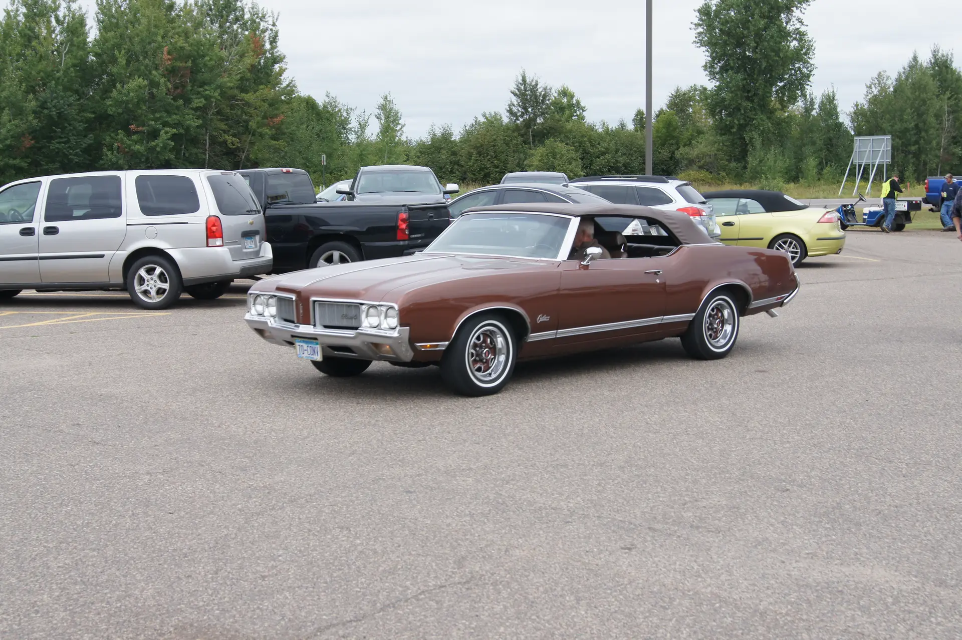 Oldsmobile Cutlass مدل دهه ۱۹۷۰ با طراحی کلاسیک و خطوط صاف