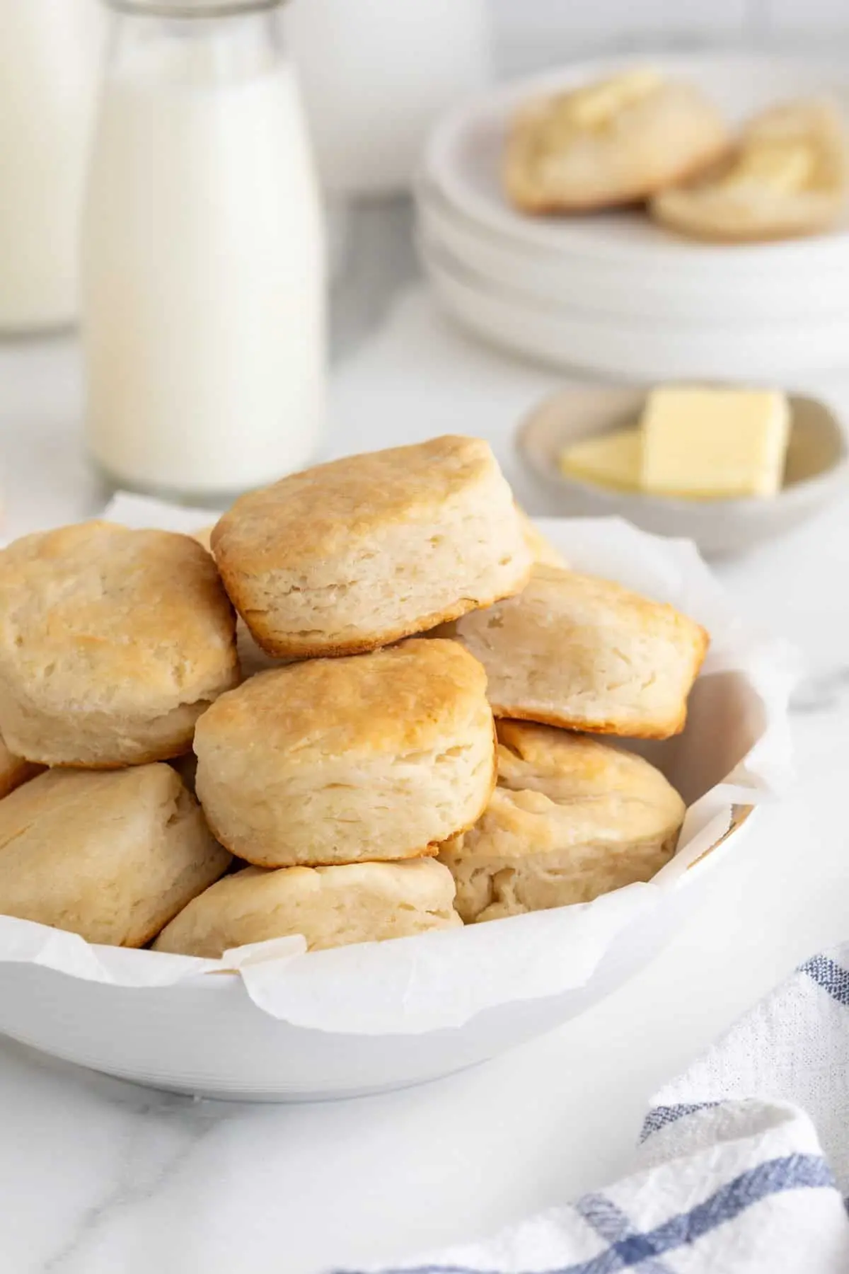 کارگر در حال اعمال بیسکویت بر روی دیوار آجری در یک پروژه عمرانی