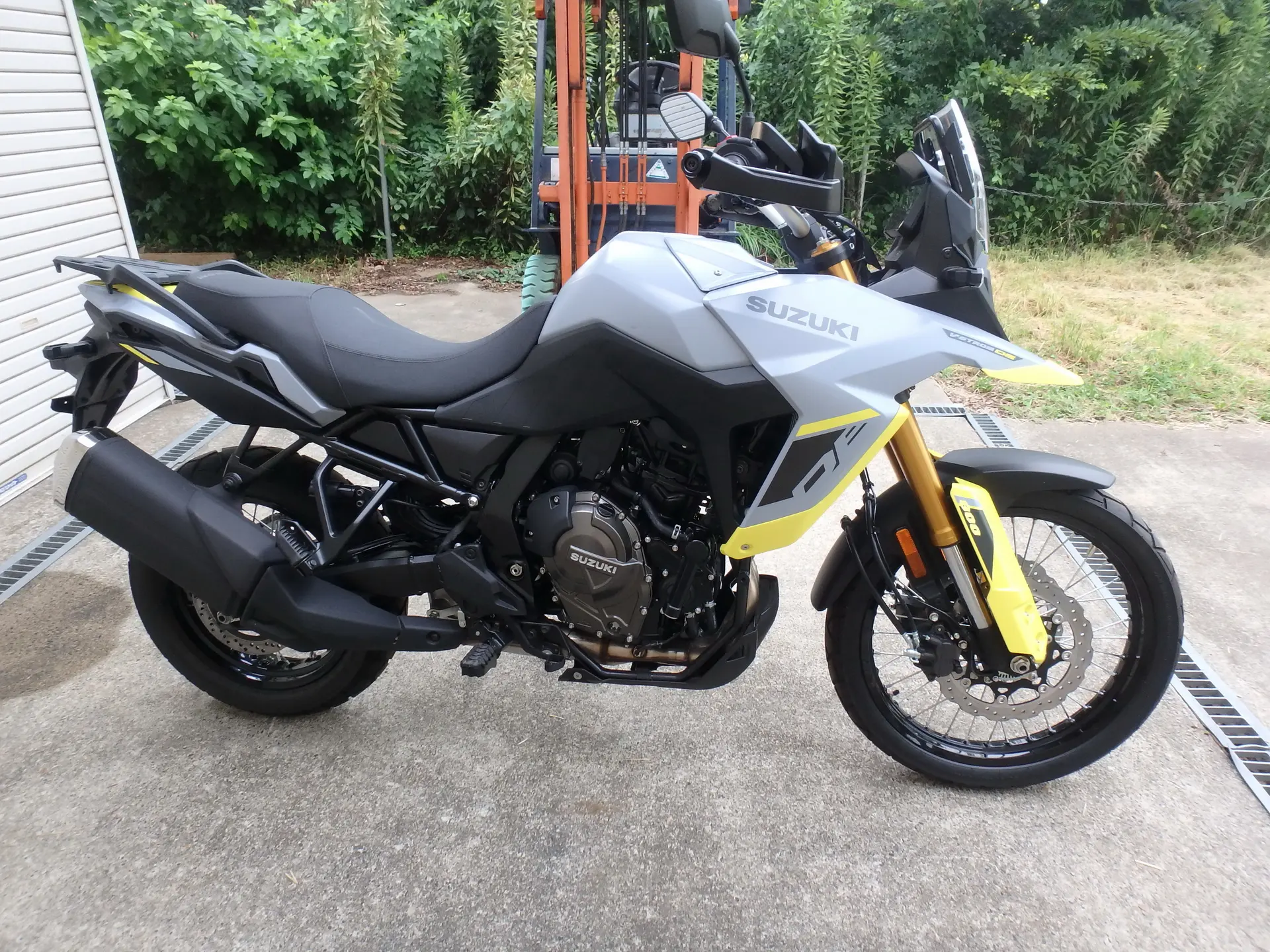 سوزوکی V-Strom 800 در مسیرهای آفرود با طراحی کاربردی و پایدار