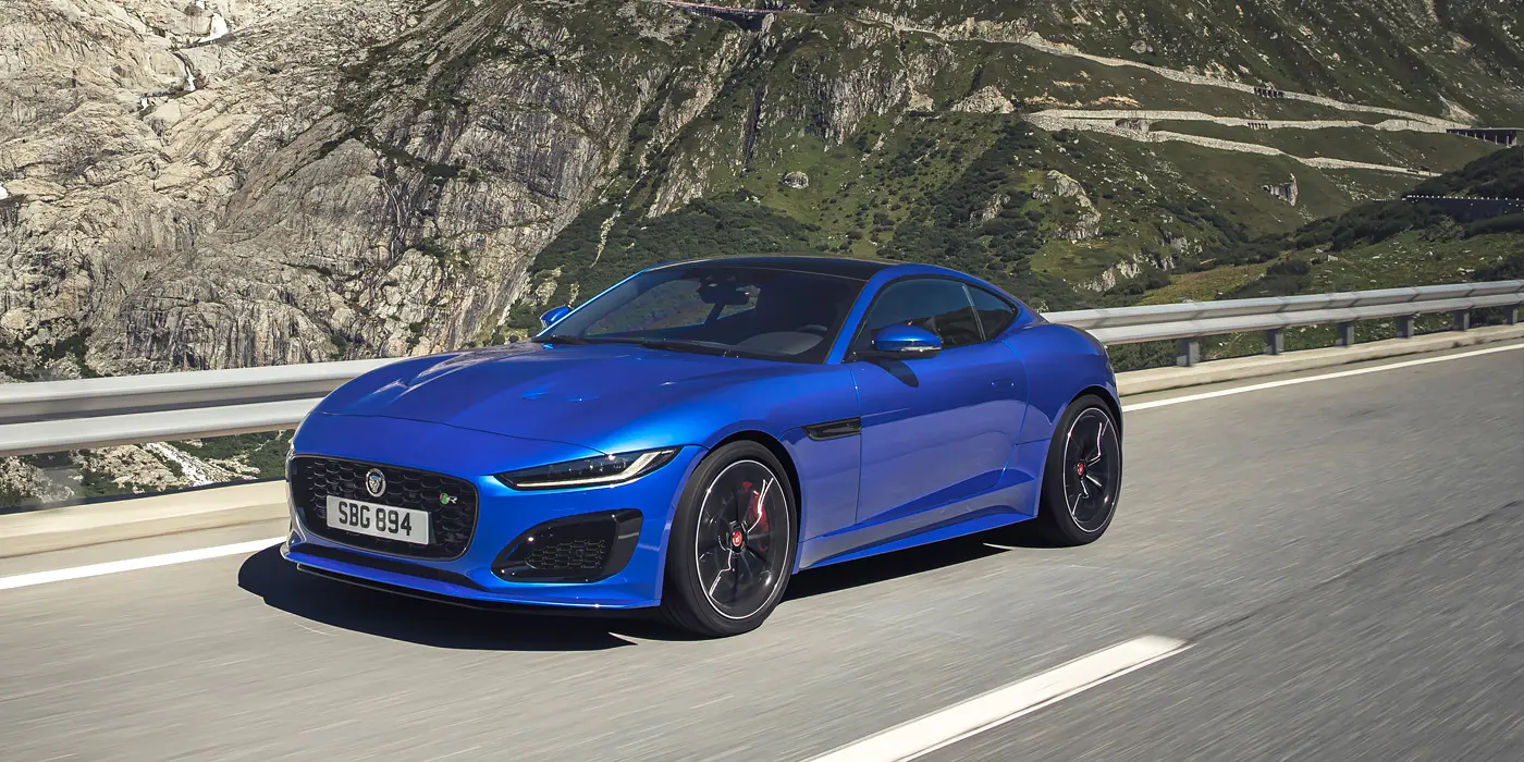 جگوار F-Type با طراحی مدرن و خطوط زیبا در کنار یک جاده