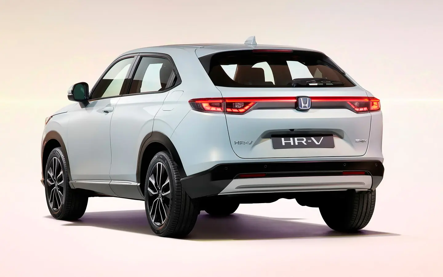 طراحی بیرونی هوندا HR-V با چراغ‌های LED و گریل بزرگ