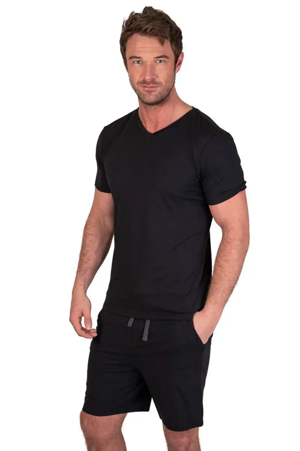 مردی با پیراهن راحتی و شلوار جین لولای